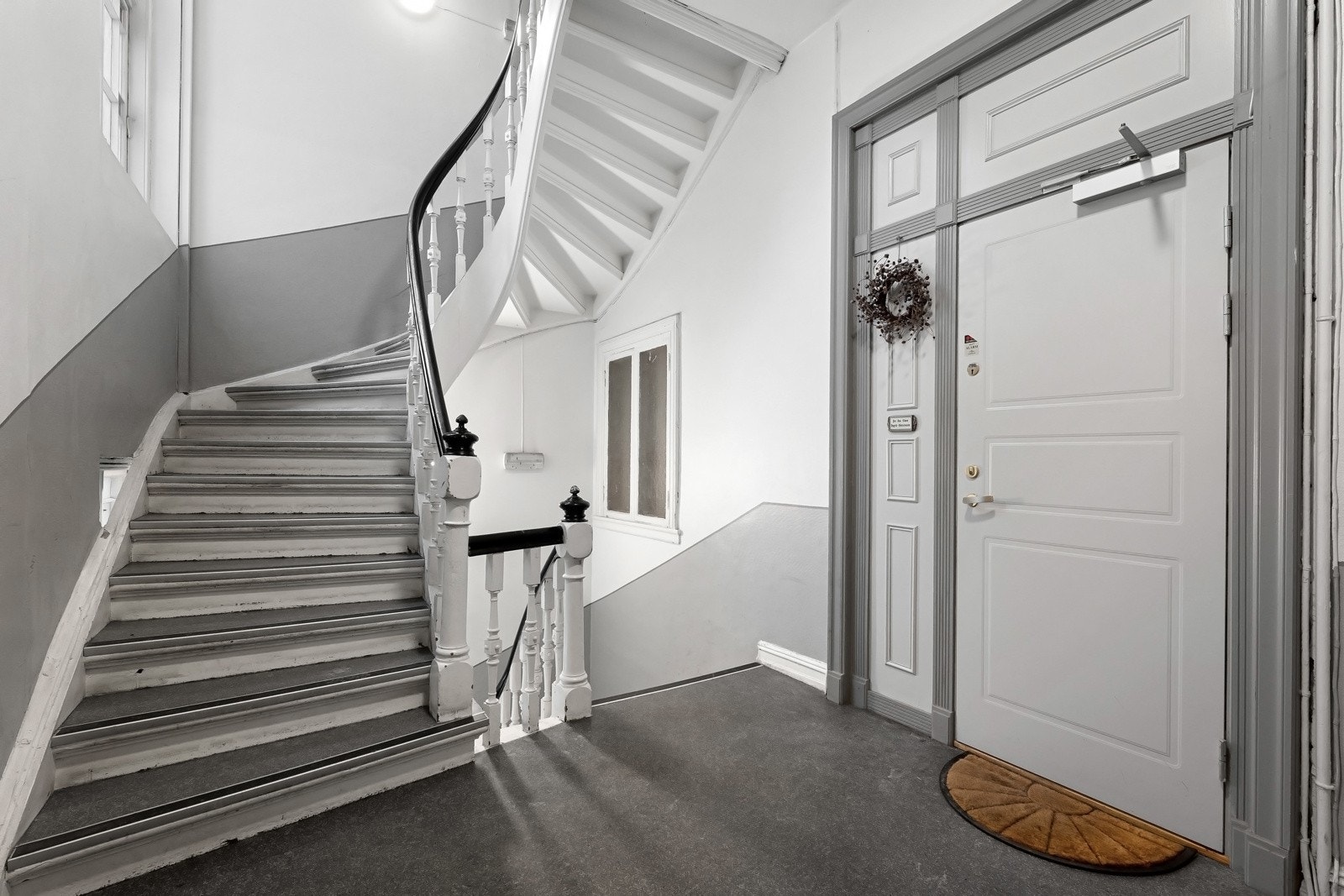 Trapper og gelendere vaskes to ganger i uken. Vinduer i oppgangen vaskes en gang i måneden Galleribilde