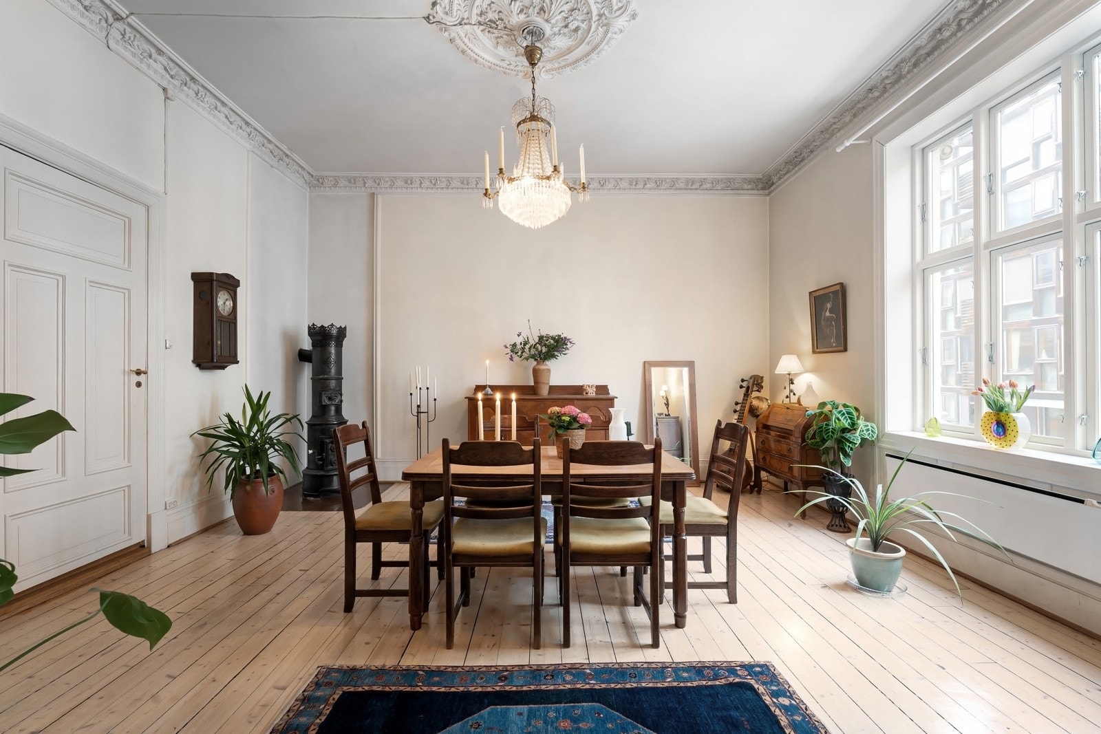 Rommene har store vindusflater som slipper inn mye naturlig lys Galleribilde