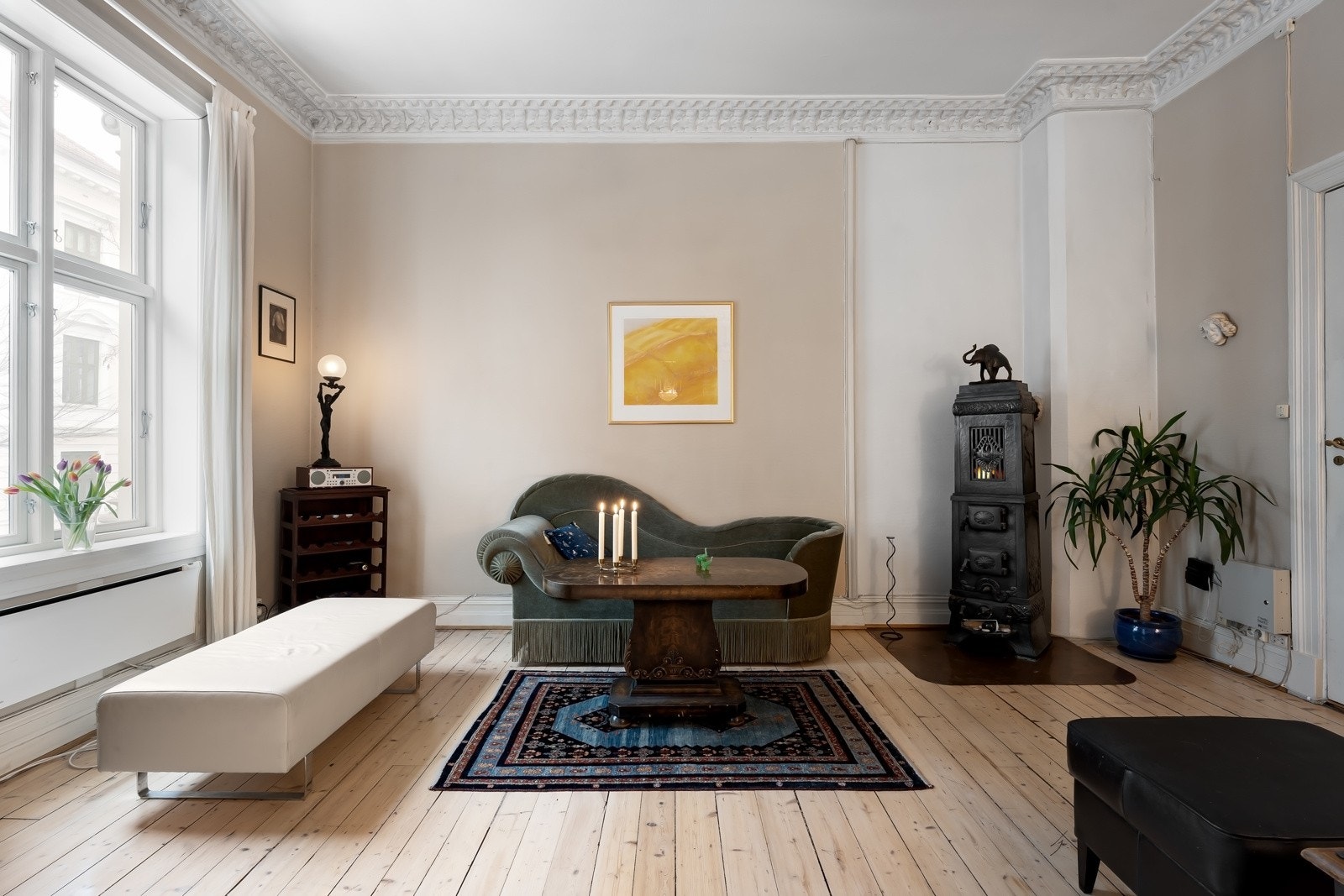 Veggene er lysmalte og gulvene er i heltre Galleribilde