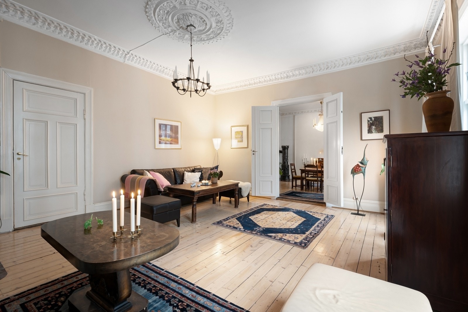 Stuen er svært romslig med god plass til sofagruppe og øvrig møblement Galleribilde