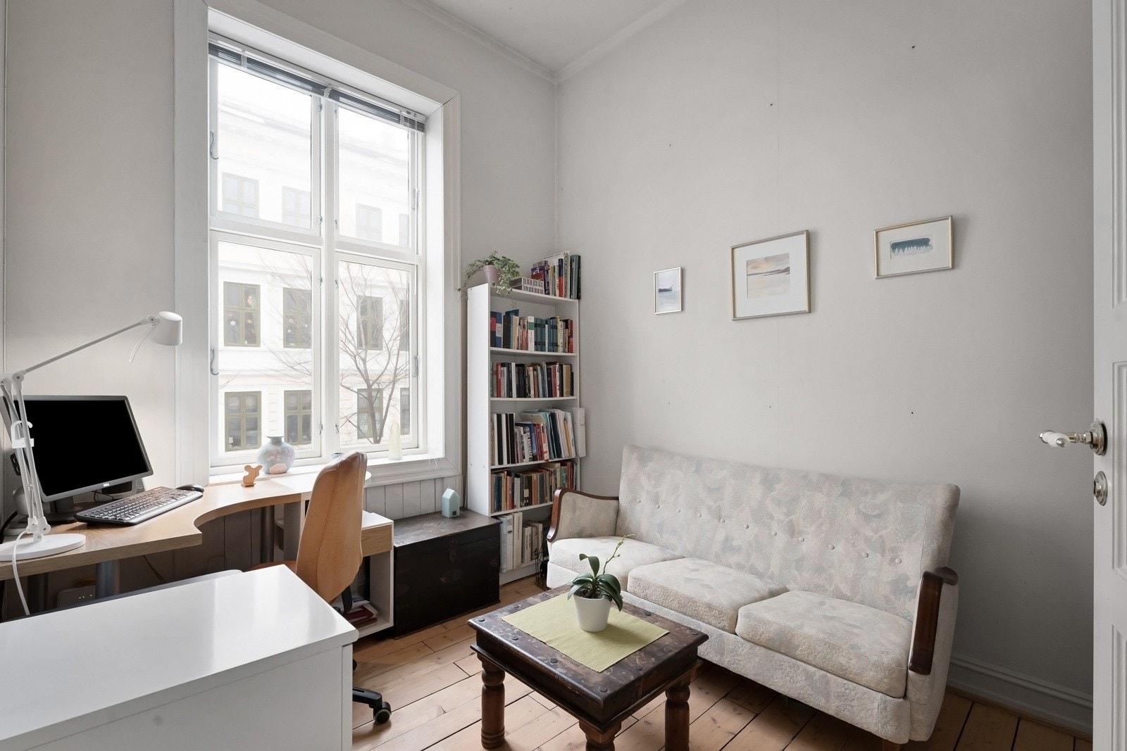 Kontoret har adkomst fra biblioteket og er lyst med fleksible bruksområder Galleribilde