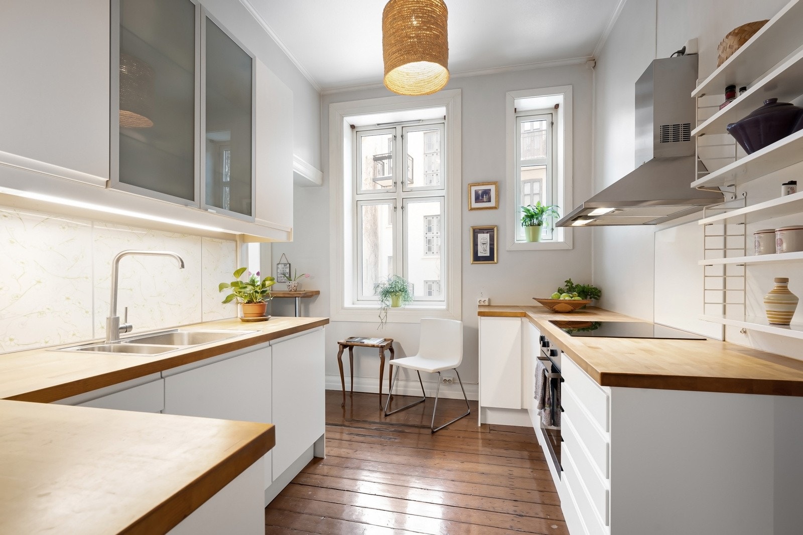 Kjøkkenet ligger i et separat rom og fremstår lyst og funksjonelt, med god takhøyde og store vinduer som slipper inn rikelig med naturlig lys Galleribilde