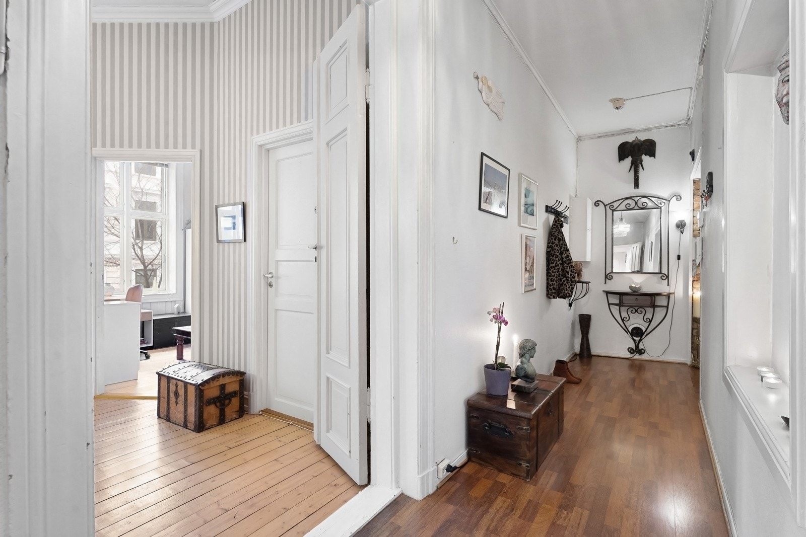 Entreen er romslig med god plass til oppheng av yttertøy og sko, utstyrt med port-telefon Galleribilde