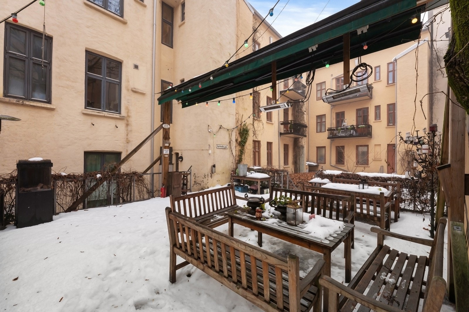 Leiligheten har en sentral og attraktiv beliggenhet med kort vei til Aker Brygge, Tjuvholmen, sentrum og Solli Plass, samt enkel tilgang til offentlig transport og byens beste tilbud Galleribilde