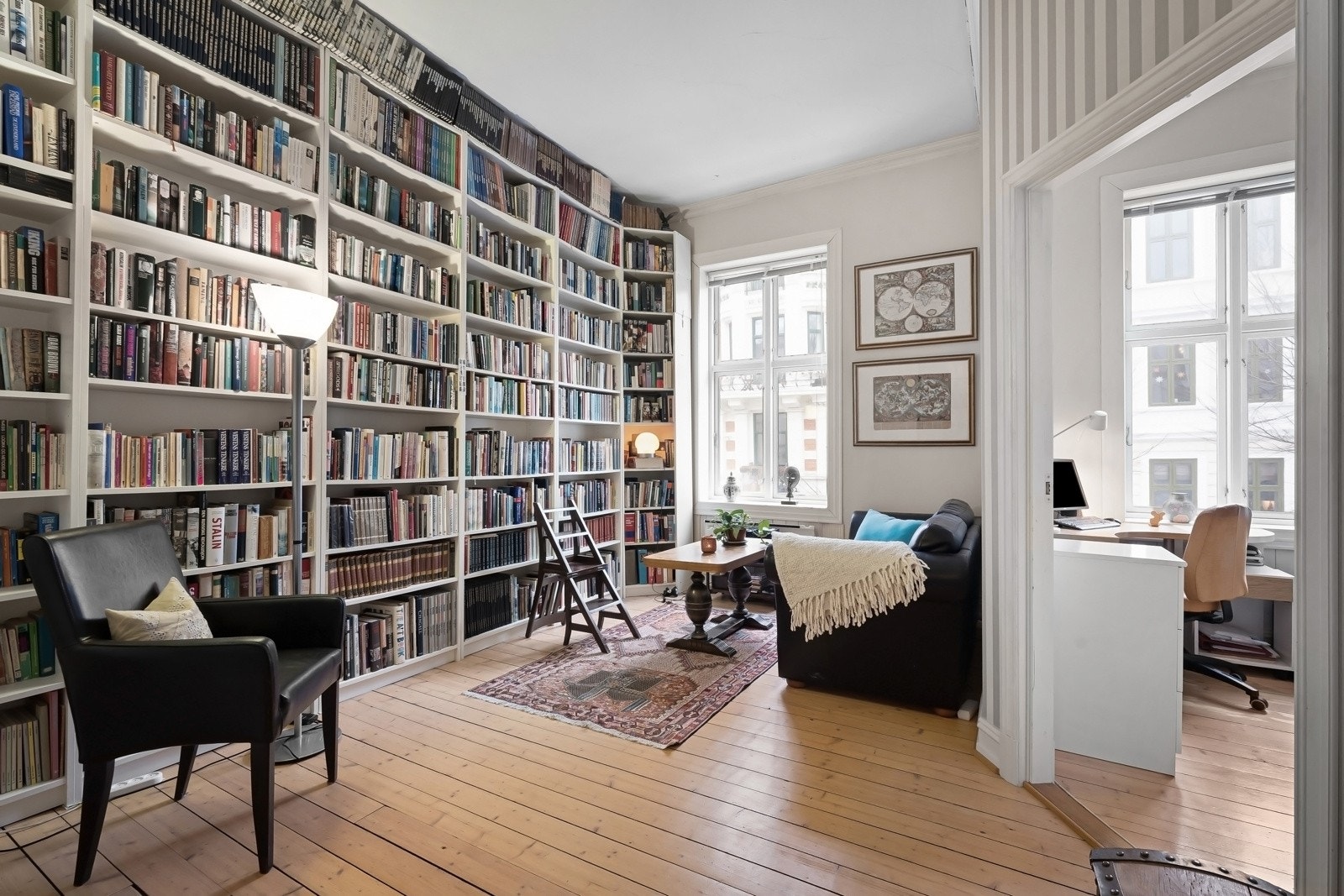 Boligens tredje stue er idag innredet som et flott bibliotek Galleribilde