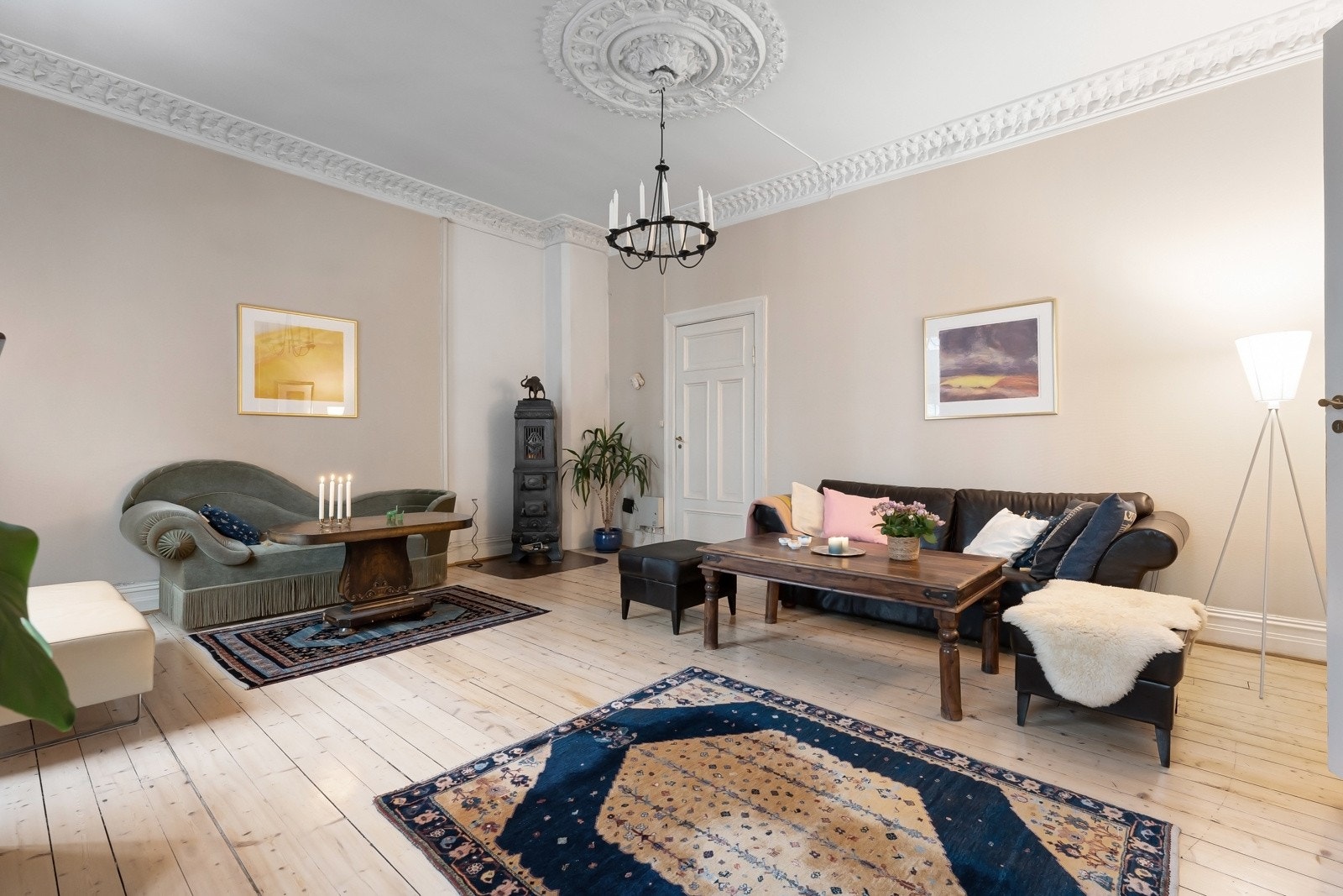 Leiligheten har en klassisk planløsning med tre stuer som gir fleksible bruksområder Galleribilde