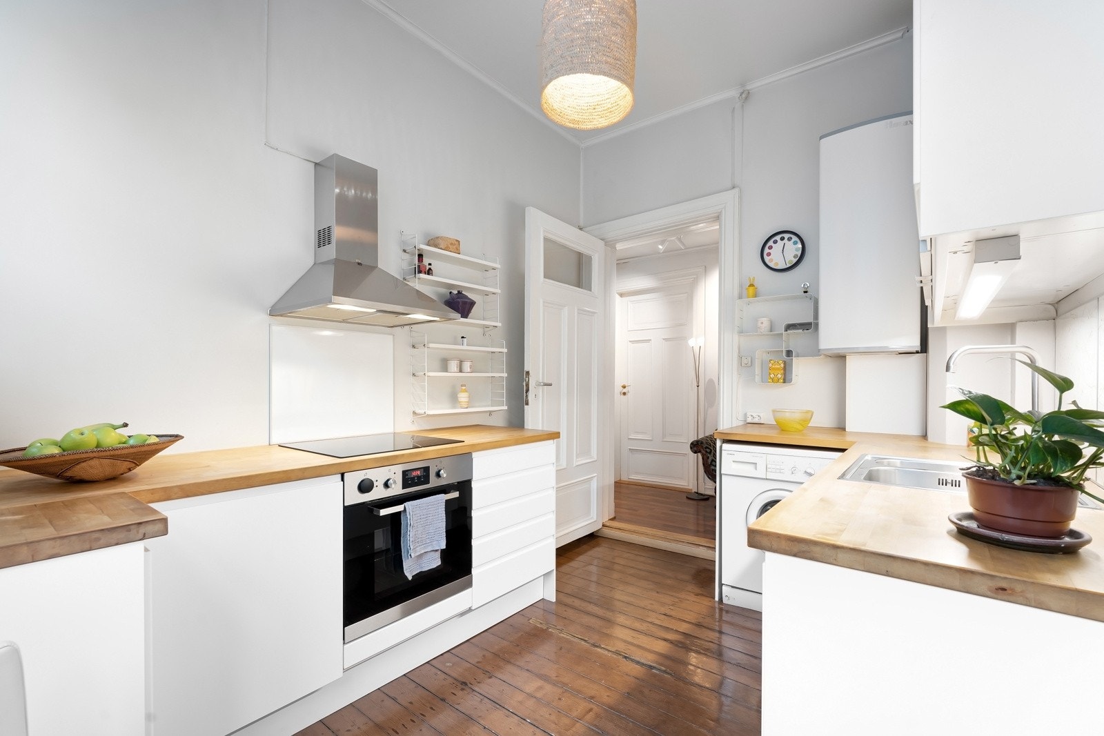 Kjøkkenet ble oppgradert i 2011 og har benkeplater i heltre og slette fronter Galleribilde