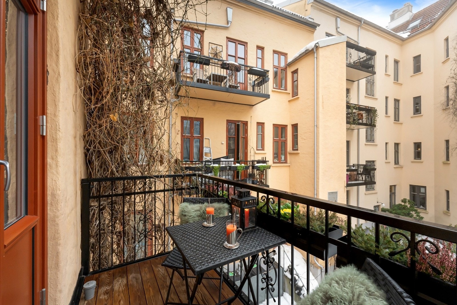 Fra soverommet er det direkte utgang til en balkong, oppført i 2020, som gir en hyggelig uteplass Galleribilde