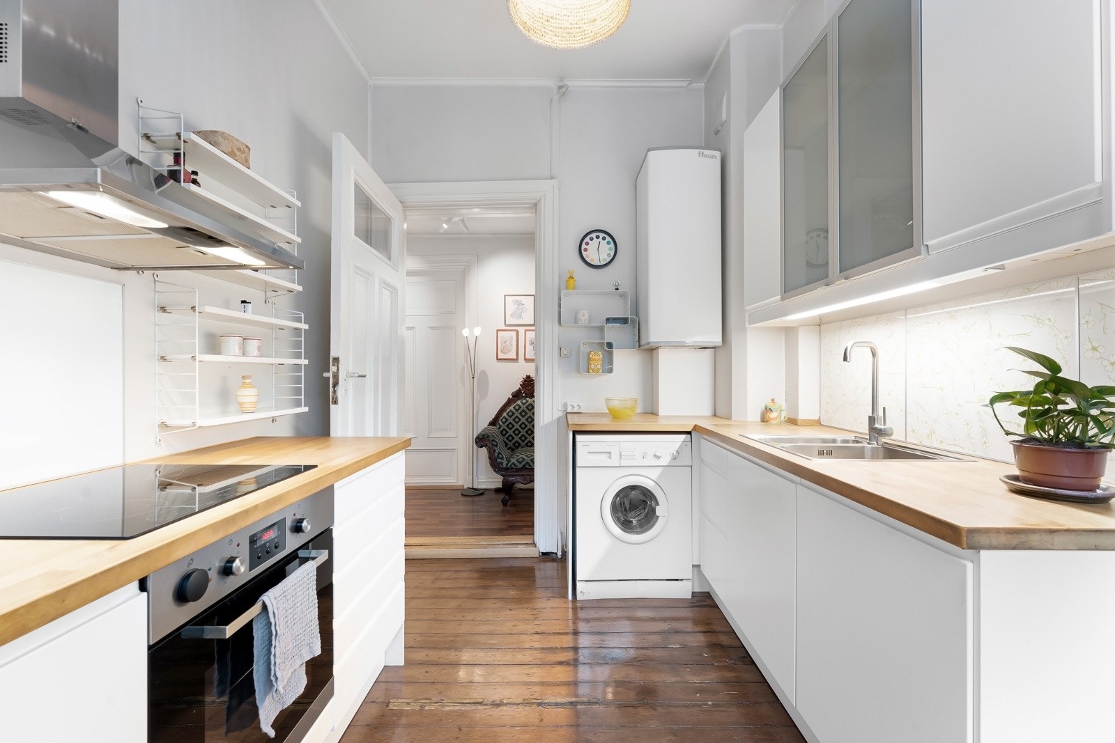 Kjøkkenet er utstyrt med integrerte hvitevarer, inkludert oppvaskmaskin, og har opplegg for vaskemaskin. Galleribilde