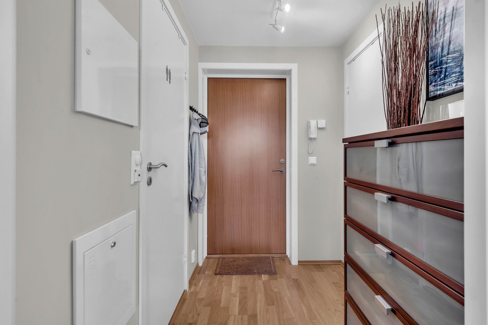 Innbydende entré som har plass til å henge fra seg yttertøy og annet. Galleribilde