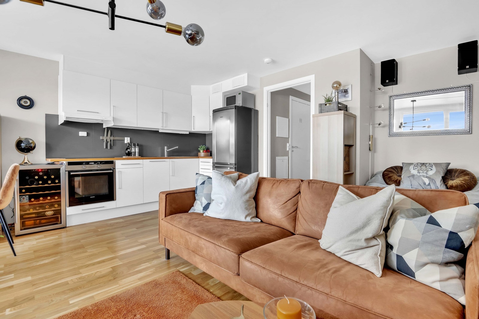 Åpen stue-kjøkken løsning med ønsket møblement som sofa, stuebord, tv og tv-benk. Galleribilde