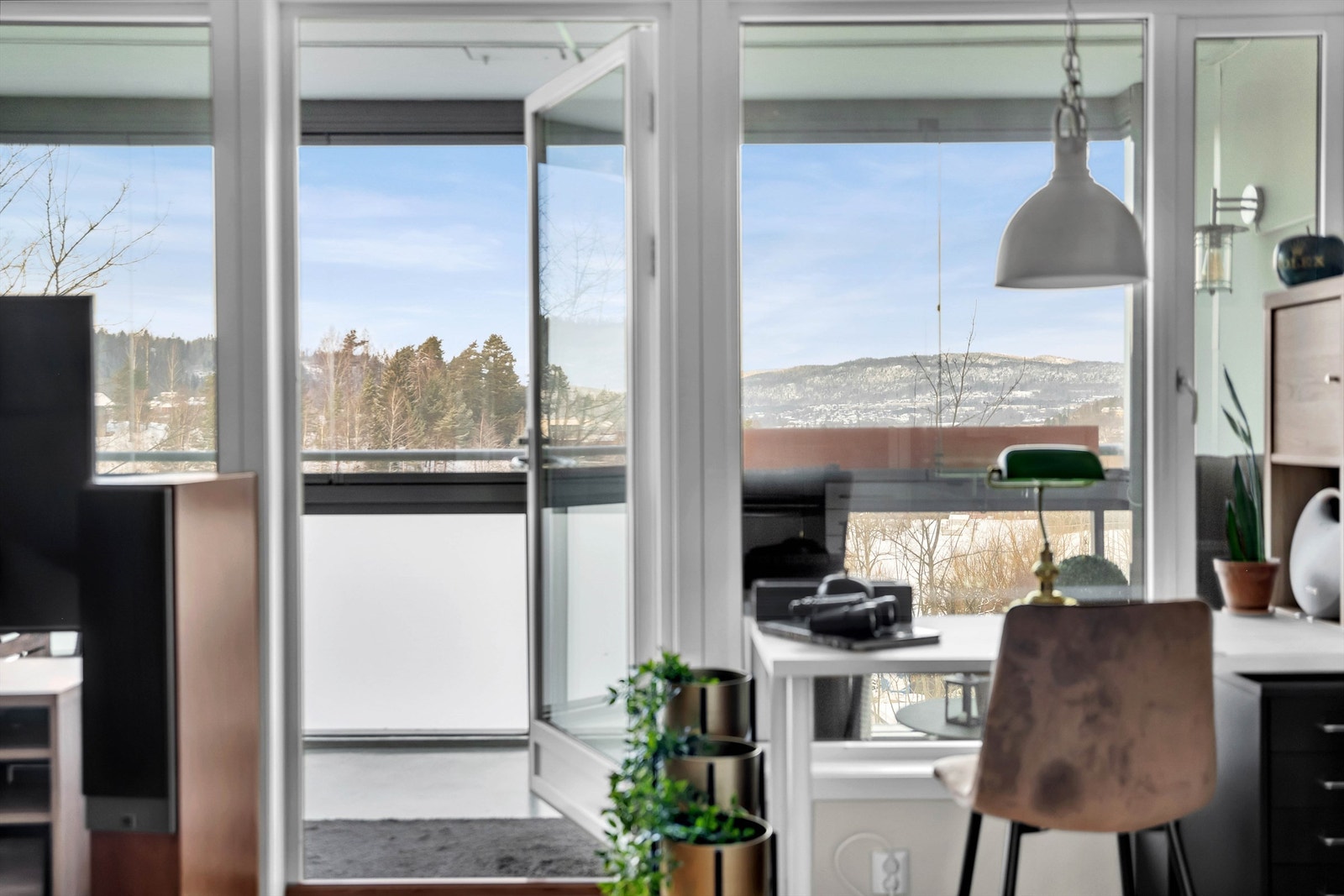 Utgang fra stuen til innglasset balkong, som kan brukes som en forlengelse av stuen. Galleribilde