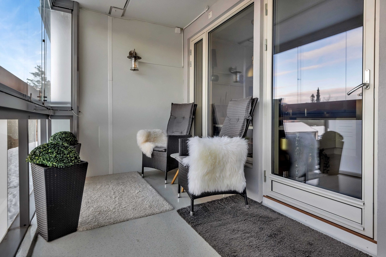 Her er det plass til komfortable utemøbler. Galleribilde