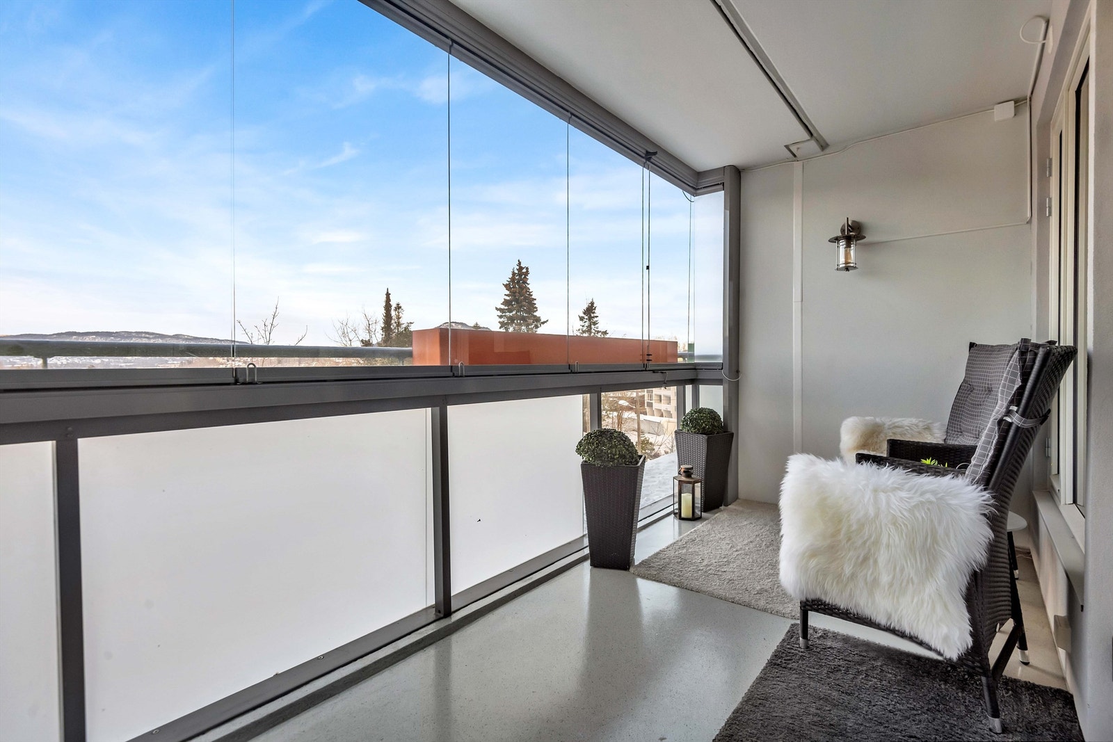 Koselig nordvest-vendt innglasset balkong på 10 m2. Galleribilde