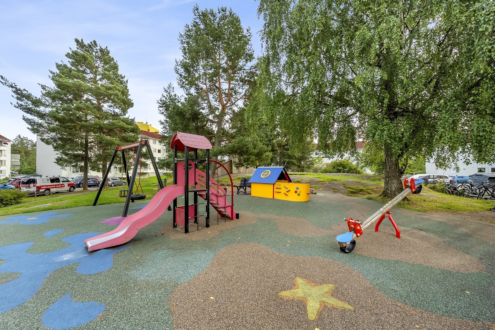 Borettslaget har en stor tomt med plen, beplanting, parkeringsplasser, sittegrupper og lekeplass. Galleribilde