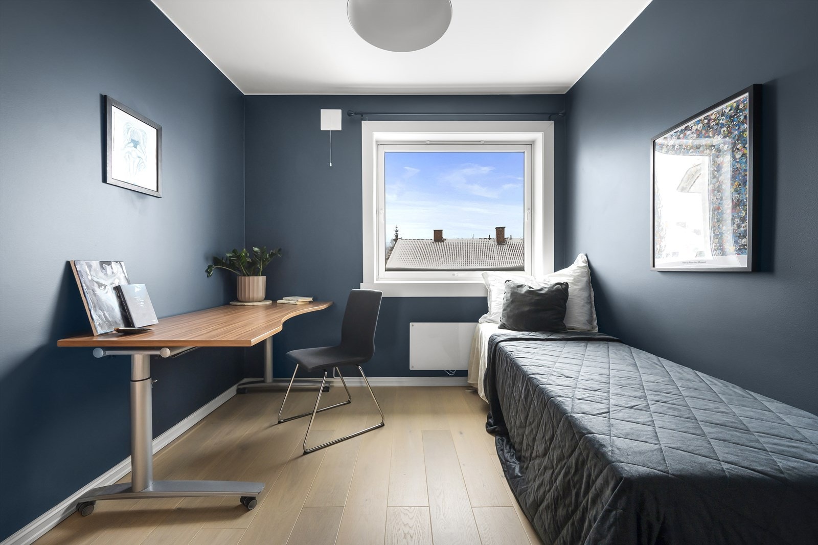 Her er det plass til seng, skrivepult og garderobeskap eller kommode. Galleribilde
