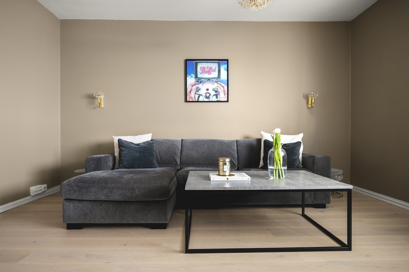 Leiligheten ligger i 4. etasje og inneholder entré, bad, to soverom, kjøkken og stue. Galleribilde
