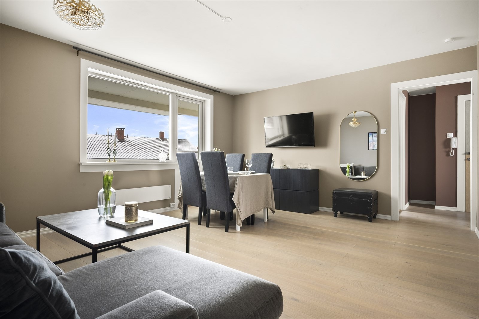 Det er godt lysinnslipp via store vindusflater og balkongdør. Galleribilde