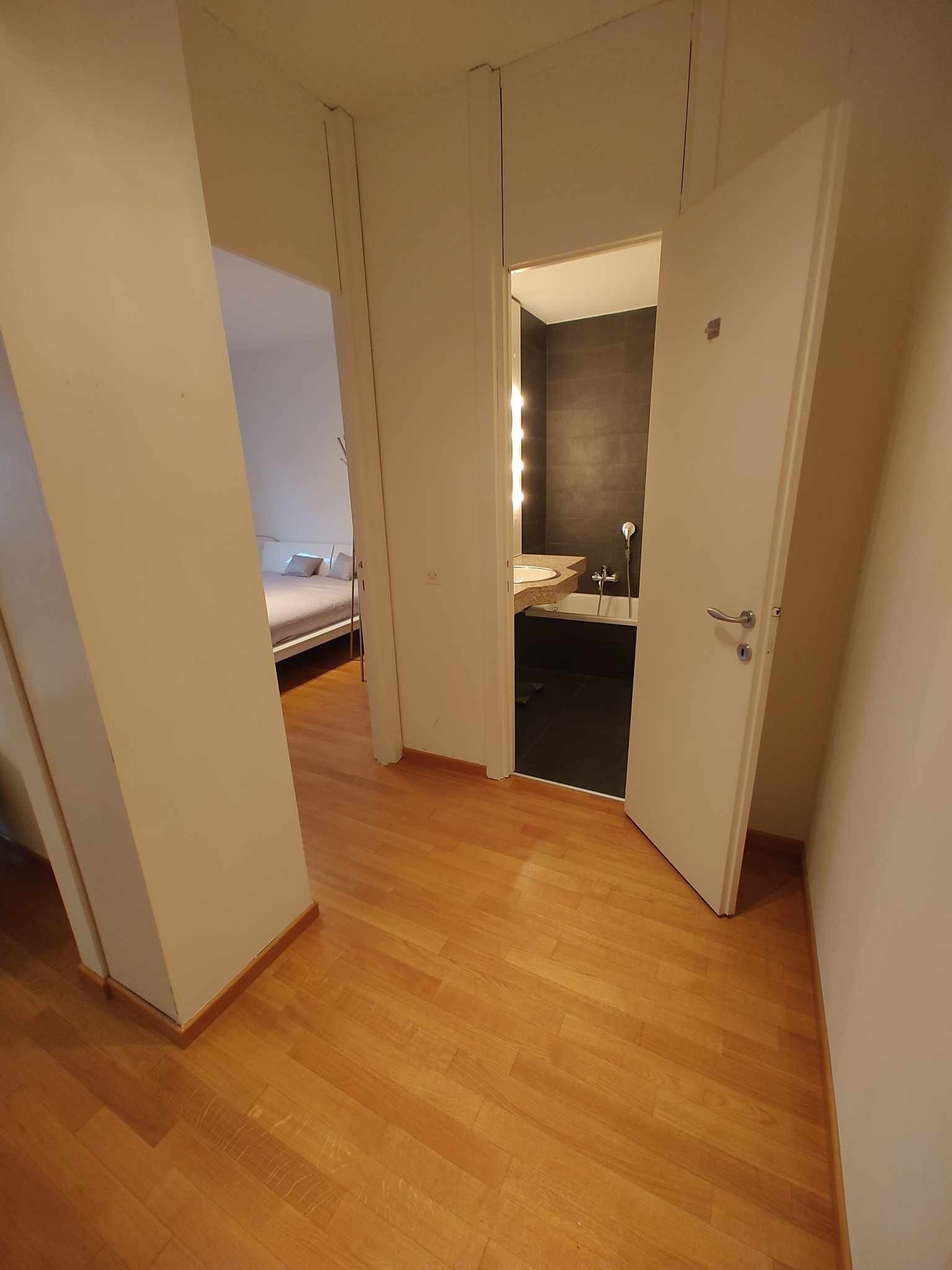 Stort soverom og tilliggende bad i leilighetens ene ende. Galleribilde