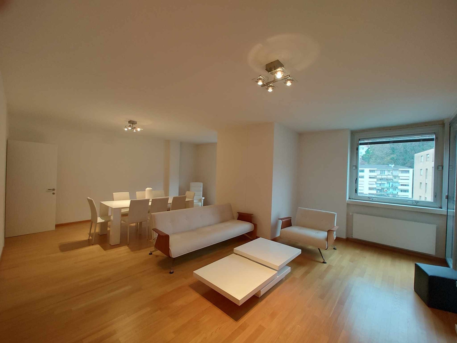 Stor og lys stue og spisestue, open space. Galleribilde