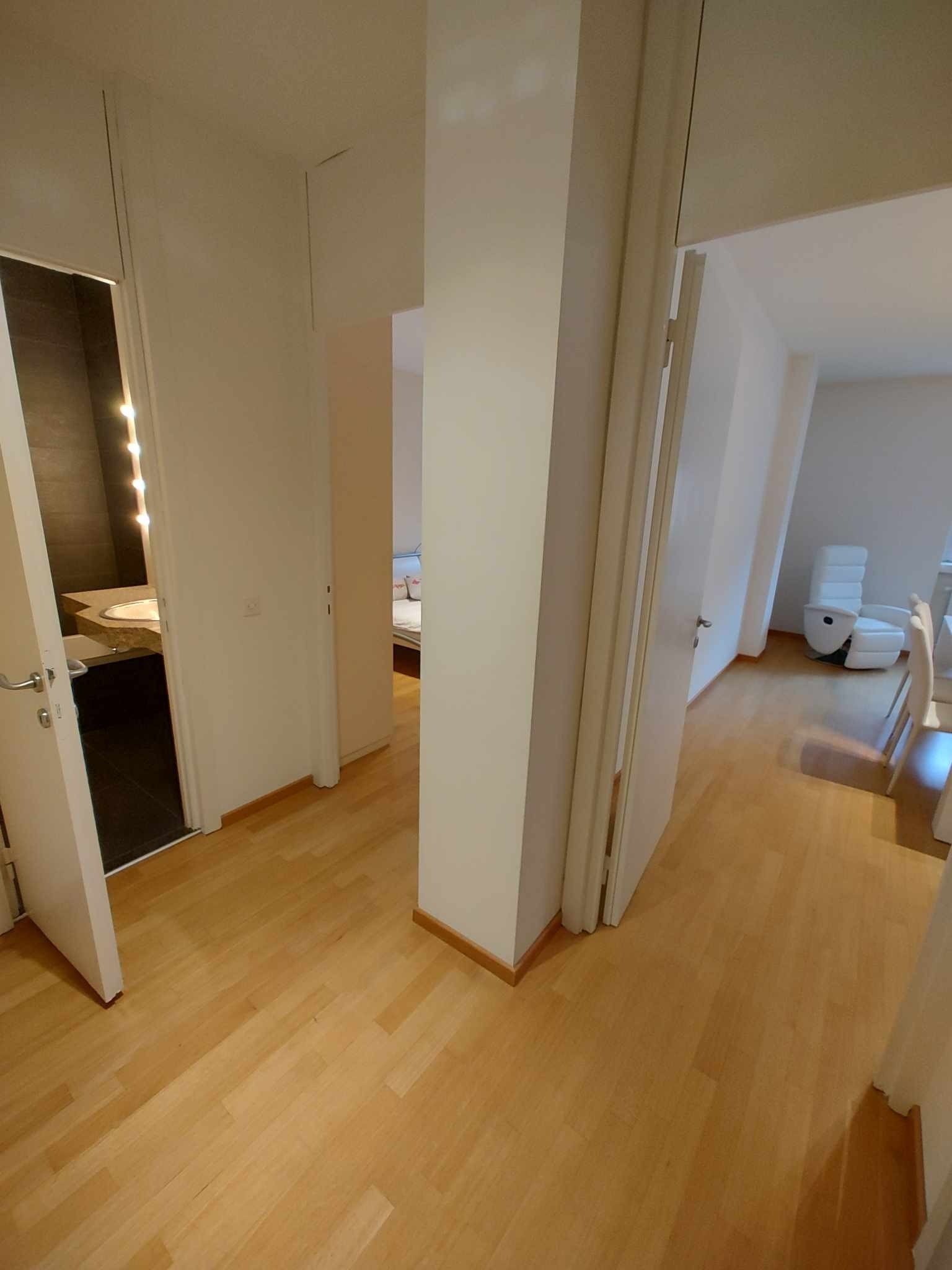 Stort soverom og tilliggende bad i leilighetens andre ende. Galleribilde