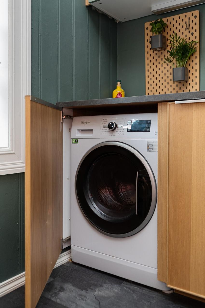 Kjøkkenet har en integrert løsning for vaskemaskin. Vaskemaskinen medfølger i salget. Galleribilde