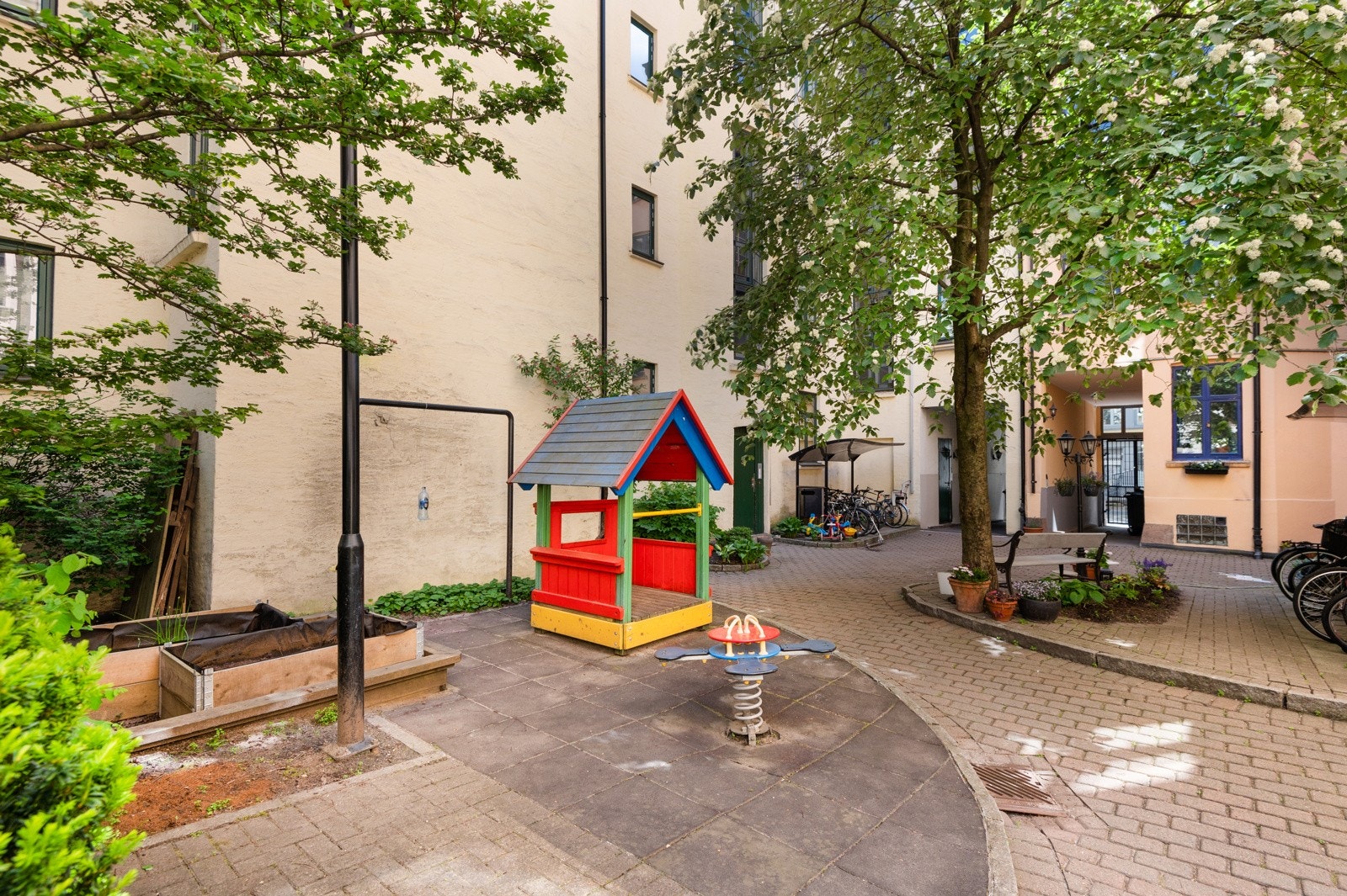 I bakgården er det både sittegrupper, sykkelparkering og lekeapparater for de små. Galleribilde
