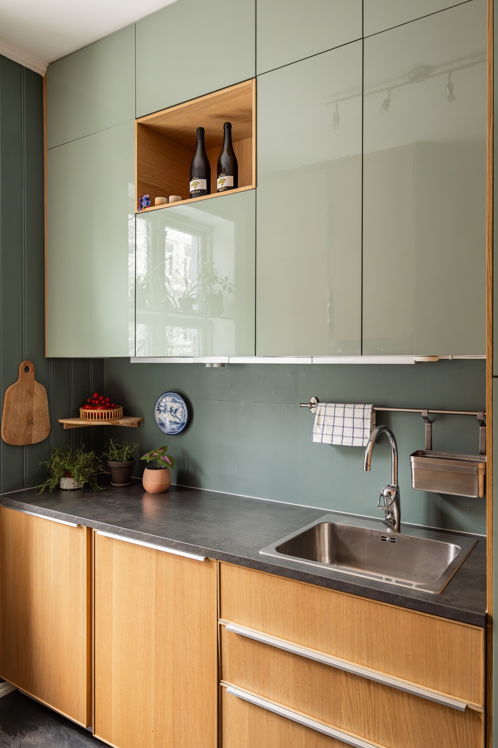 Her er det rikelig med skap og arbeidsplass. Galleribilde