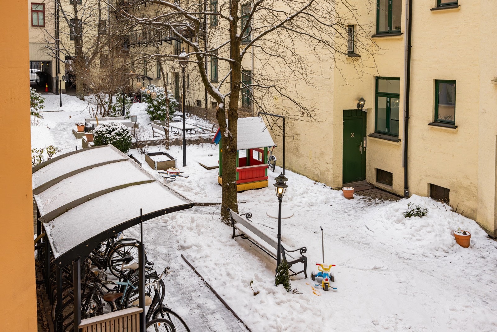 Utsyn mot bakgård fra trappeløp. Galleribilde