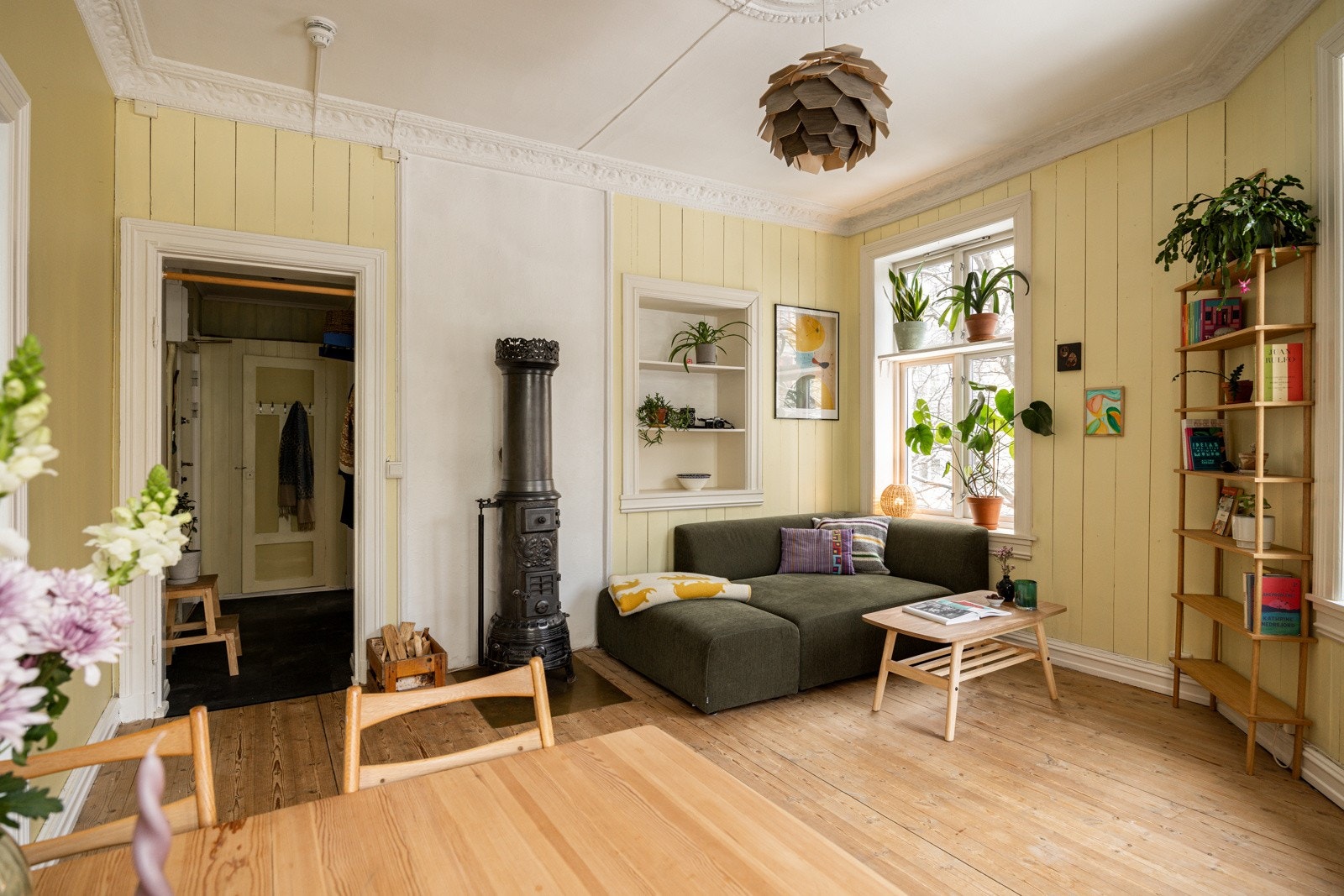 Ellers har leiligheten pene originale tregulv, og panel på vegg. Galleribilde