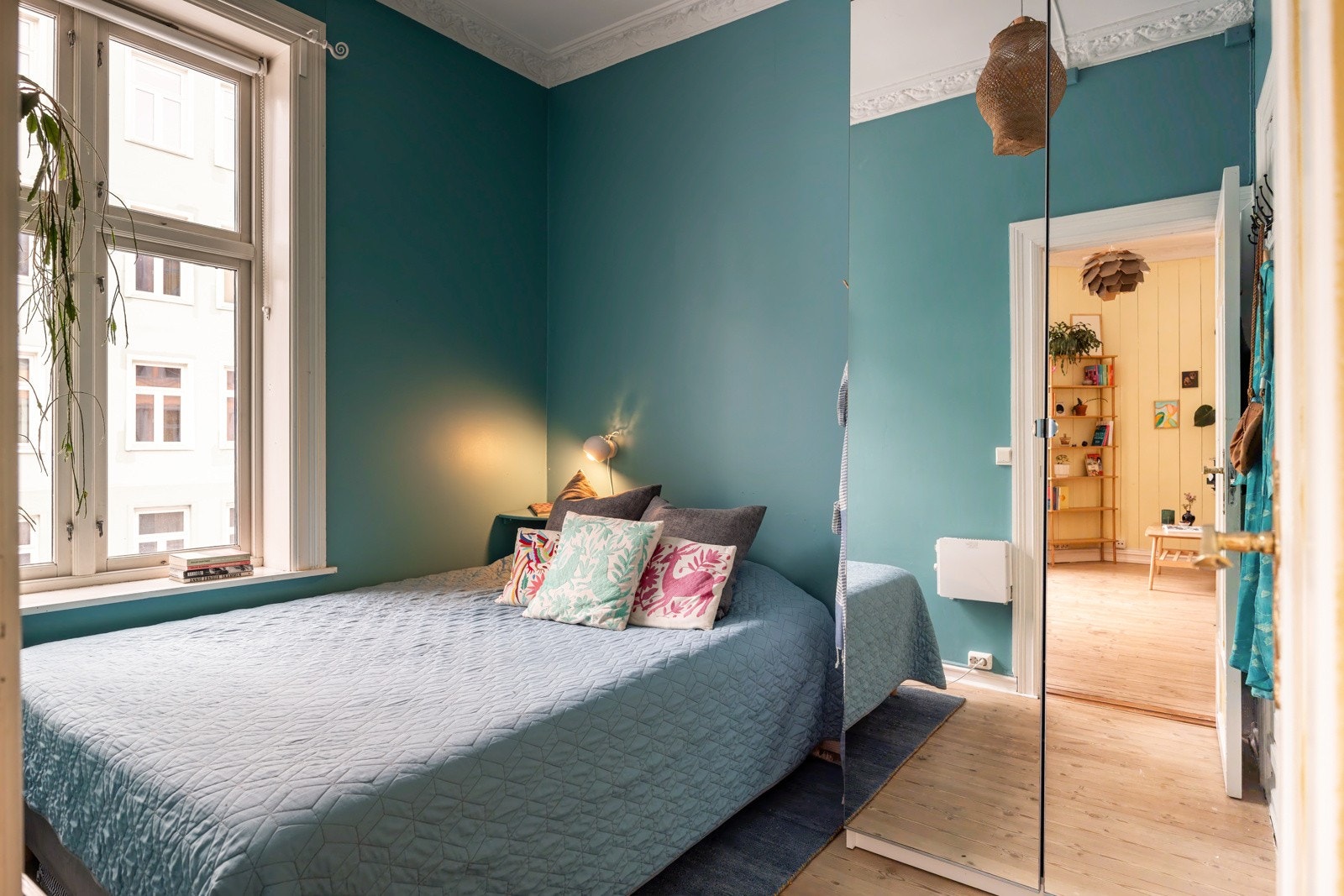 Leilighetens soverom har adkomst fra stuen. Her er det plass til dobbeltseng. Det står et garderobeskap på soverommet som medfølger. Galleribilde