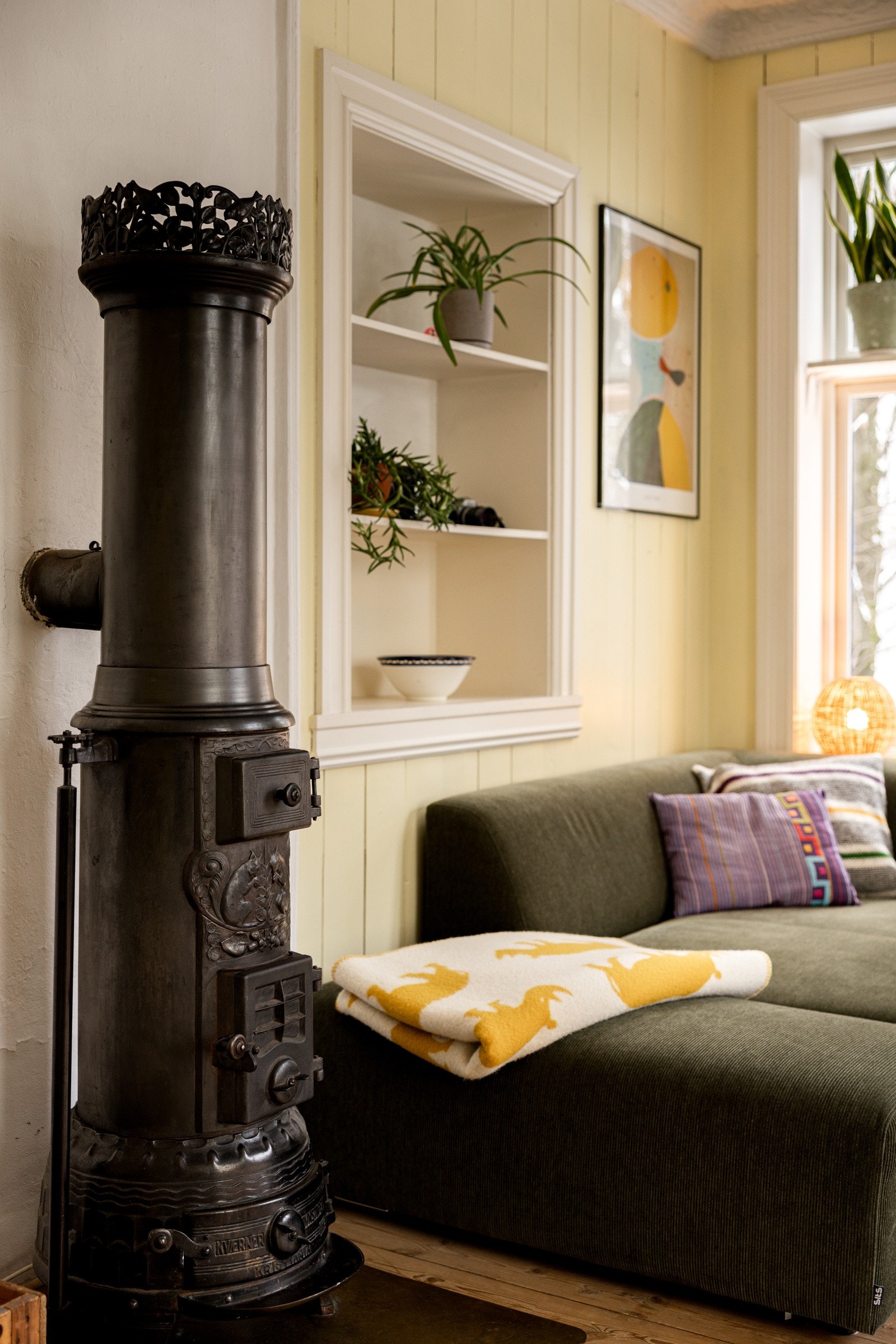 Sjarmerende prinsesseovn. Til info ble pipeløpet i borettslaget renovert med stålrør i 2016. Galleribilde