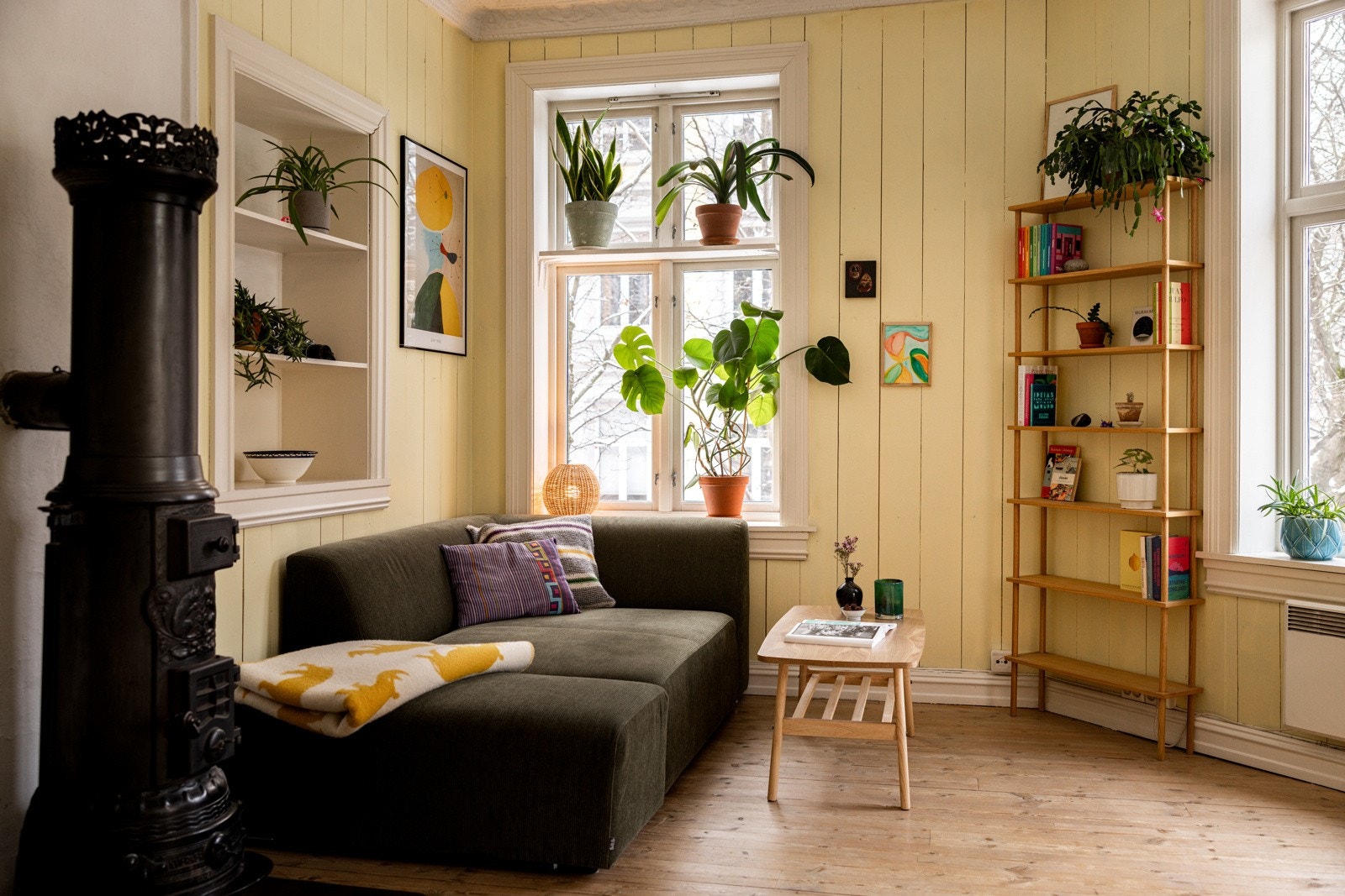 Stuen er av godt størrelse med rikelig lysinnslipp. Her er det plass til både sofagruppe og spisestue. Galleribilde