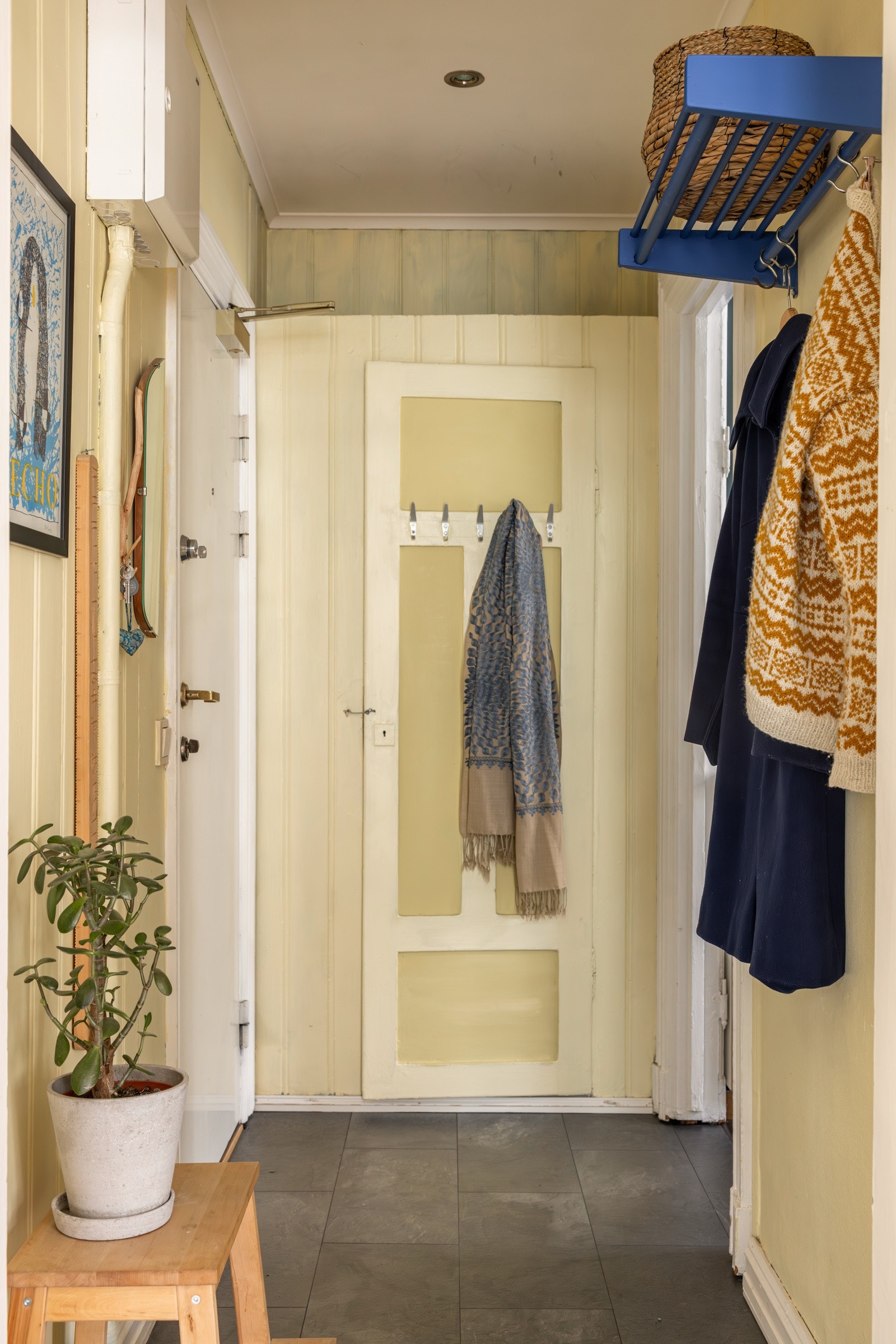 Praktisk entré med hattehylle, callinganlegg og brannklassifisert inngangsdør. Galleribilde