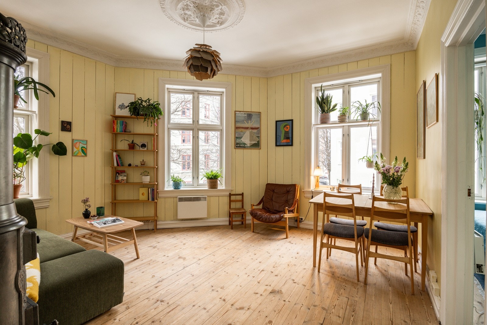 Dette er en flott hjørneleilighet med velbevarte, klassiske detaljer! Galleribilde