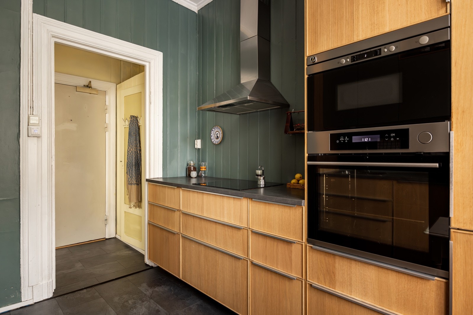 Alle hvitevarene på kjøkkenet medfølger i salget. Galleribilde