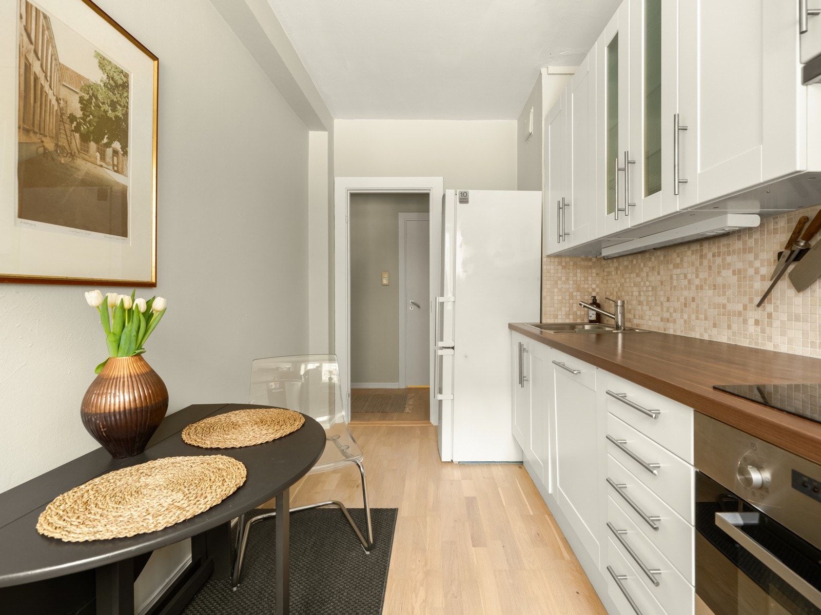 Det er også flere av leilighetene i bygget som har flyttet kjøkkenet ut i stuen, for å få et ekstra soverom. Om dette er ønskelig, oppfordrer vi til å ta kontakt med styret. Galleribilde