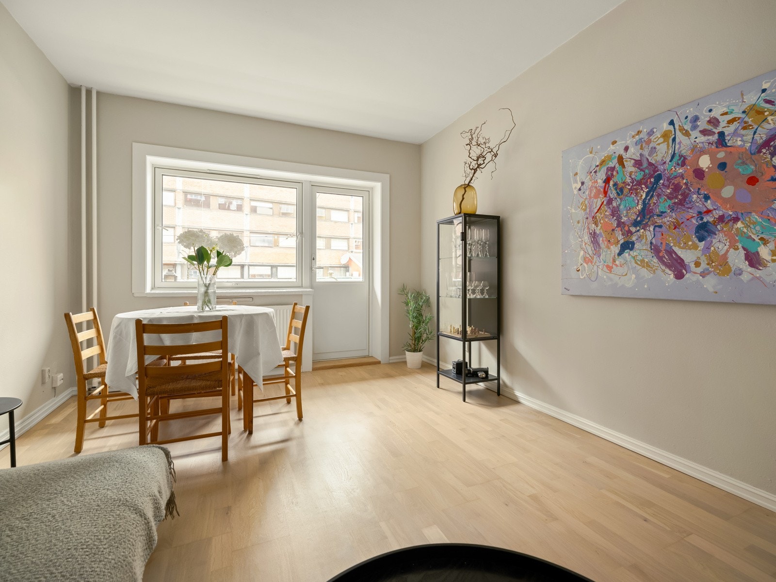 Her bor du i en høy 1. etasje med nærhet til en av Oslo´s beste knutepunkt for kollektivtransport! Galleribilde