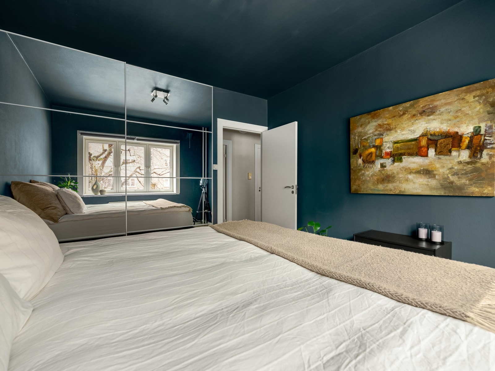 Soverommet er vendt inn mot bakgård. Sammen med en behagelig fargepalett sørger dette for god nattesøvn. Galleribilde