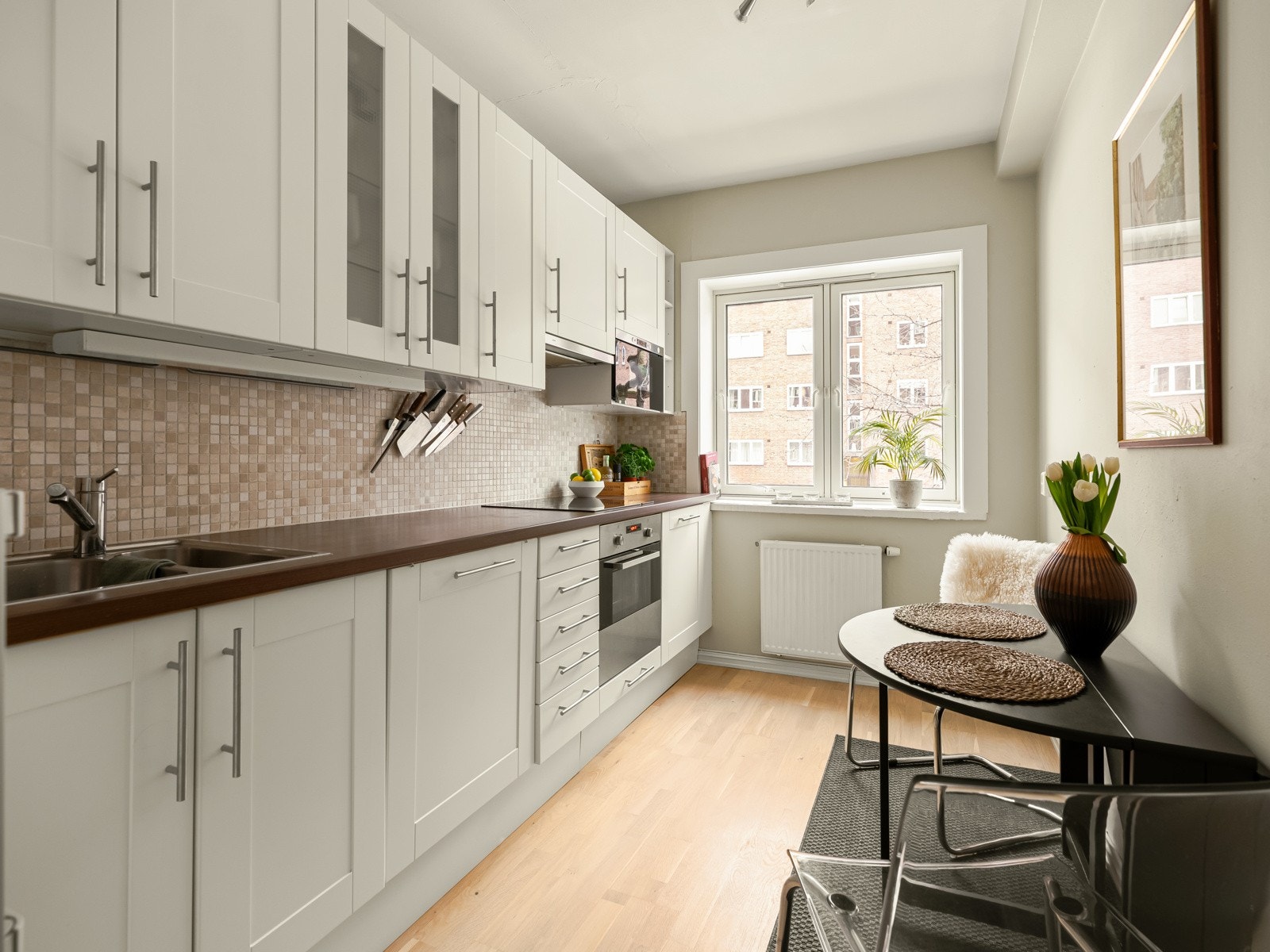 Med god skap- og benkeplass, plass til en koselig spisegruppe og store vinduer, kan kokken diske opp sine lekreste retter. Galleribilde