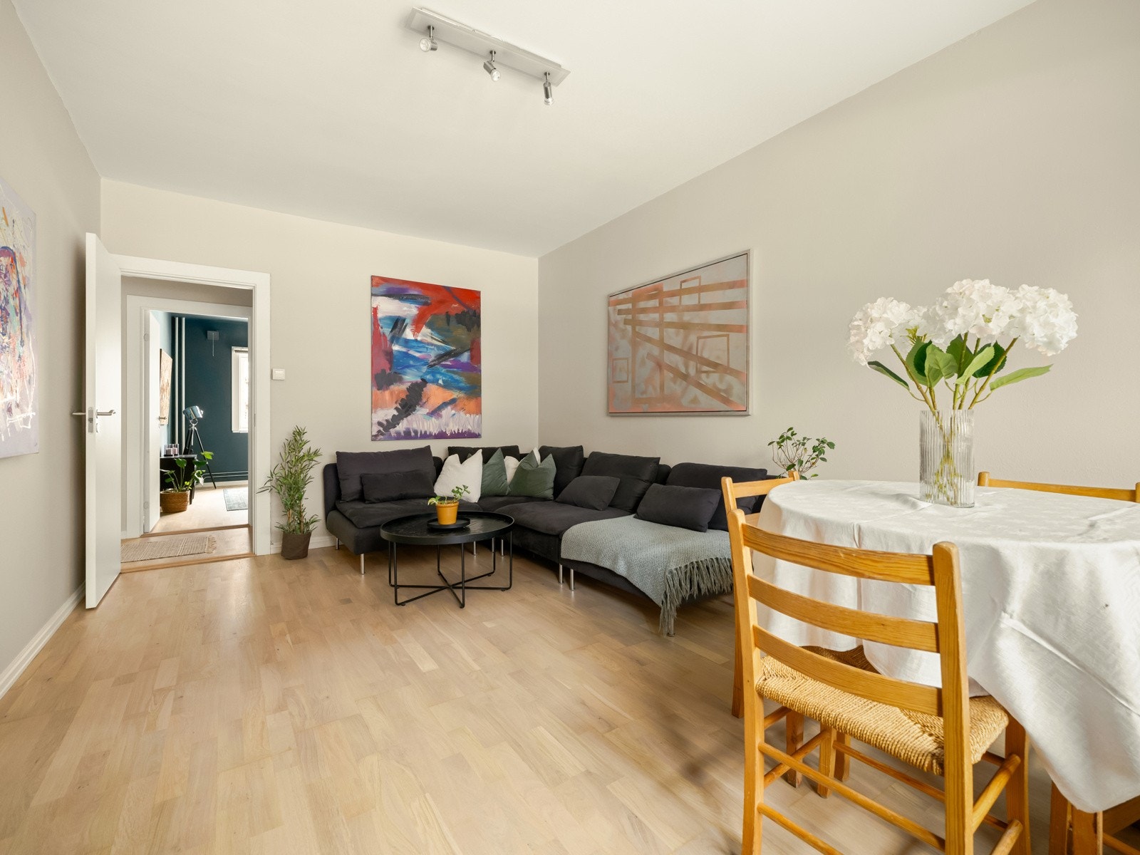 Leiligheten har en gjennomgående planløsning, som gjør at lyset strømmer inn fra hver sin side. Galleribilde