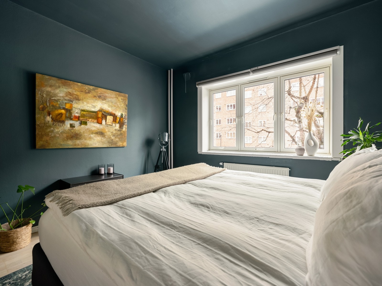 Vindusflatene slipper inn godt med lys, og treet utenfor skaper et ordentlig hyggelig utsyn gjennom sommerhalvåret. Galleribilde