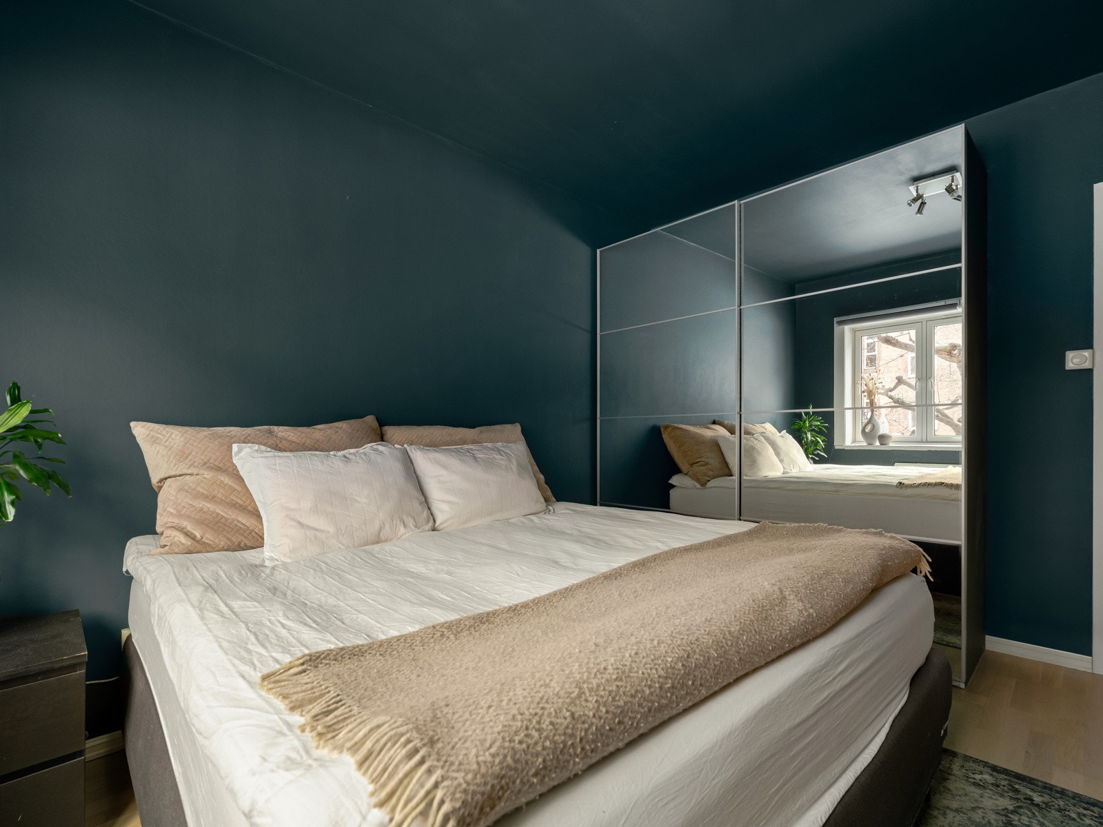 Dette rommet er romslig og innbydende, og har alt et soverom trenger å ha. Galleribilde