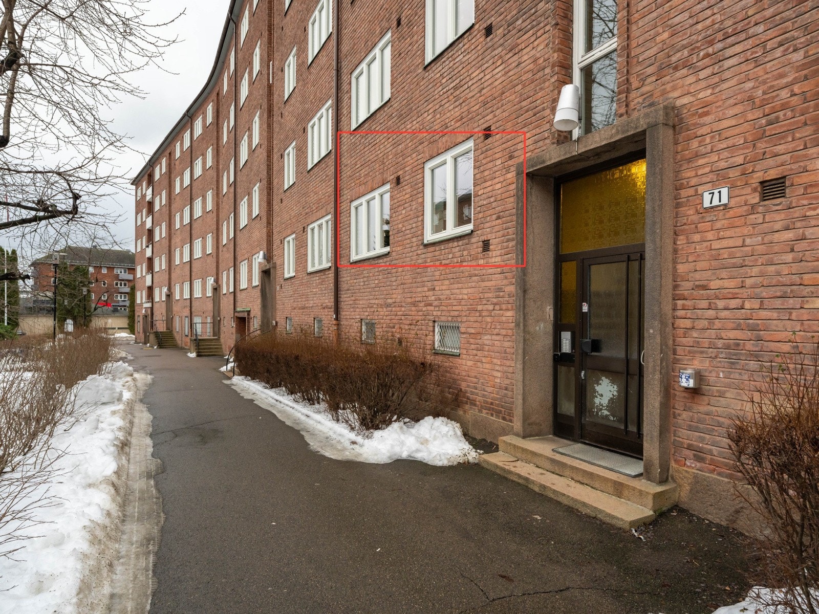 Leiligheten er beliggende i en svært høy 1. etasje med både soverom og kjøkken inn mot bakgård. Galleribilde