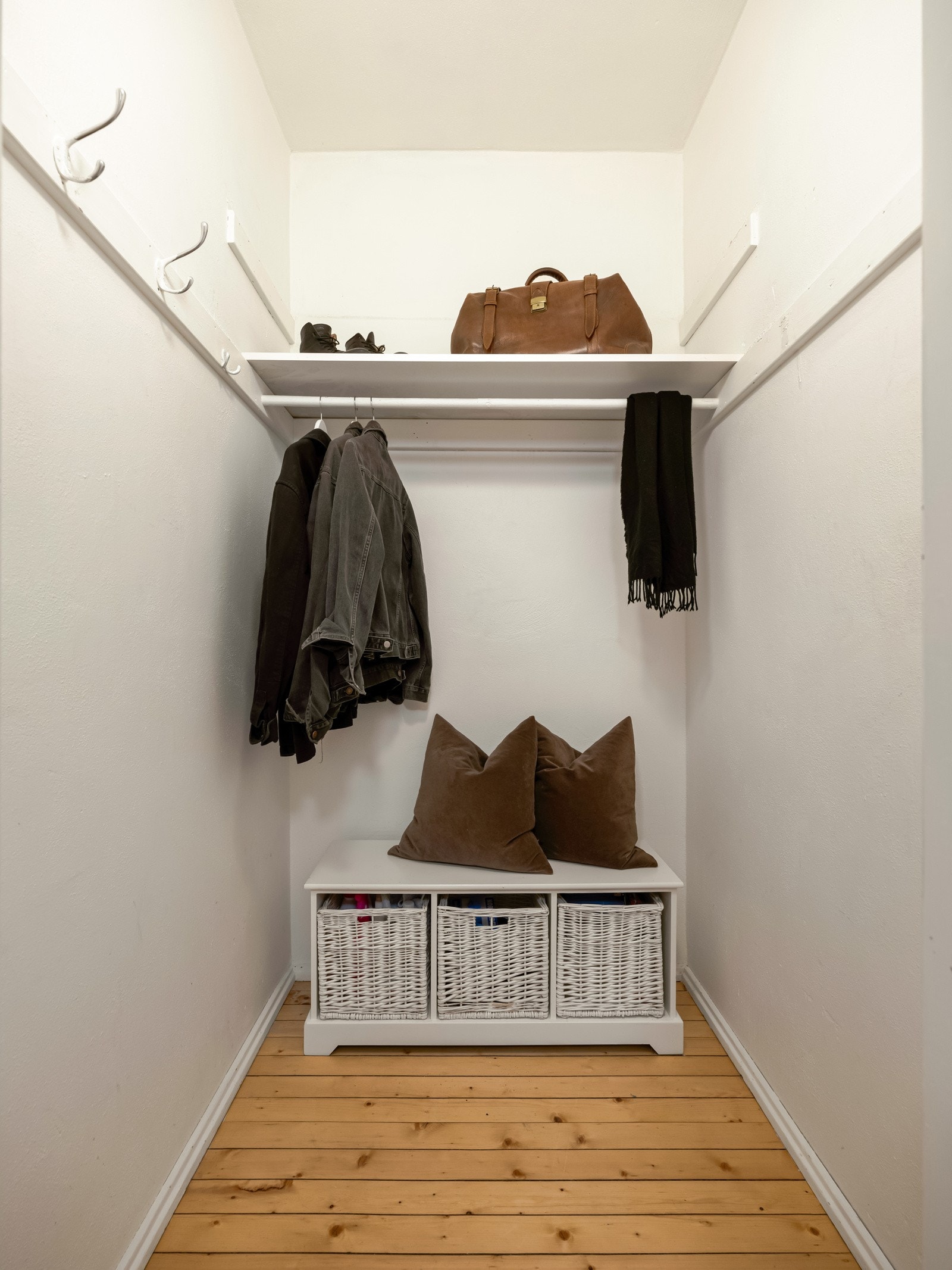 Skulle du trenge mer plass til yttertøy og sko, er det mer plass i den praktiske boden. PS: Her bor støvsugeren også! Galleribilde