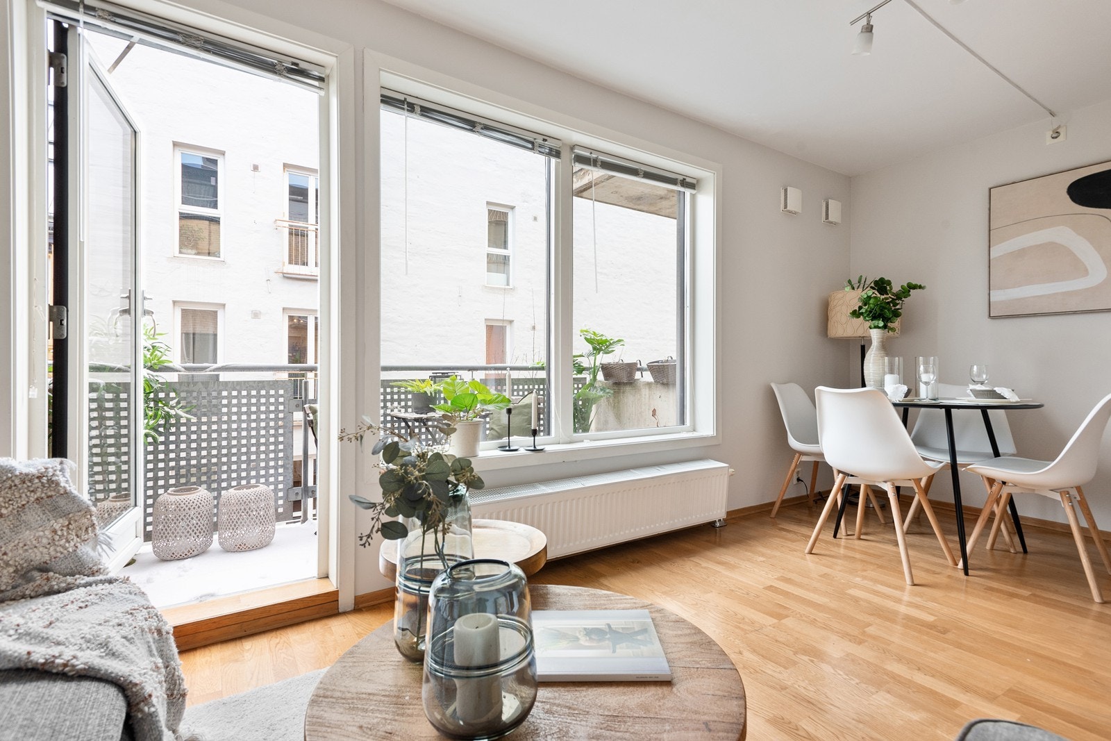 Rikelig med plass til sofa og spisegruppe evt. en alkoveløsning ved behov Galleribilde