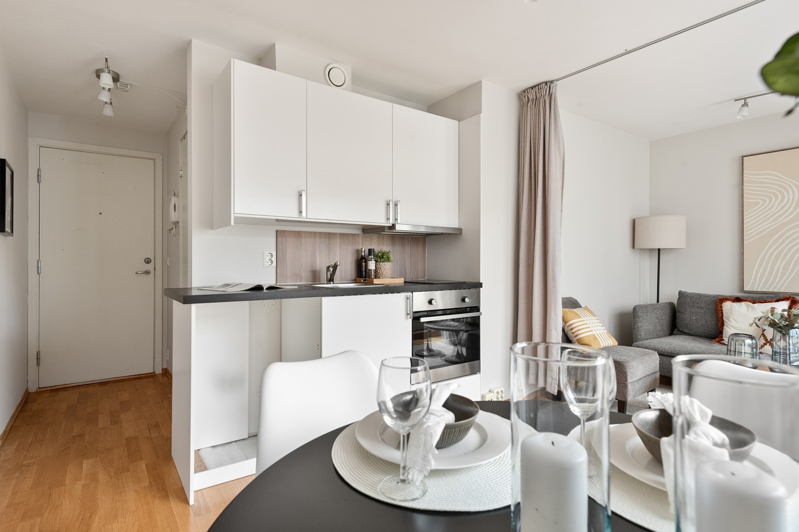 Kjøkken med opplegg for vaskemaskin. Man må sette inn et frittstående kjøleskap med frys Galleribilde