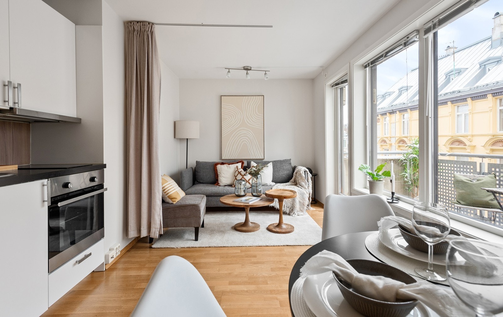 Lys og meget attraktiv 1r m/stor balkong og heis Galleribilde