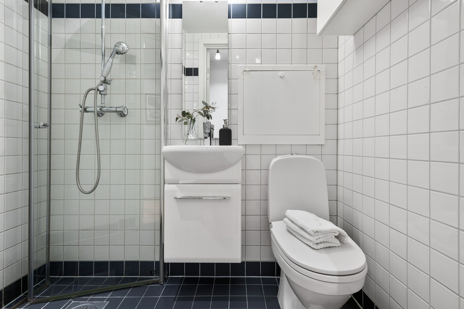 Stilrent og praktisk bad Galleribilde