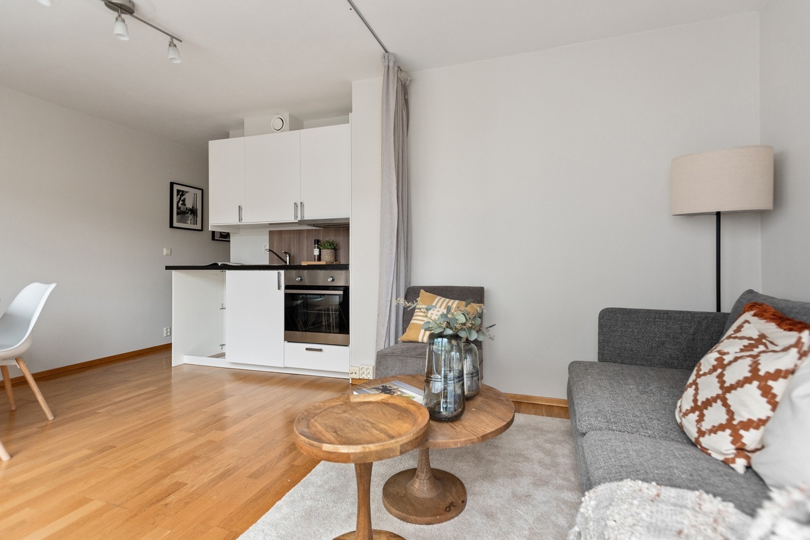 Praktisk gardin i stuen for enkel omgjøring til "soveavdeling" Galleribilde